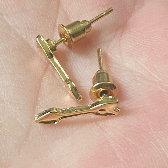 🎈Sale 🎈2 for $10 NWOT golden arrow post earrings slide backs fall fashion - Picture 5 of 5